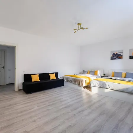 Большая Квартира На 8-9 Человек 52 Almaty Exterior photo